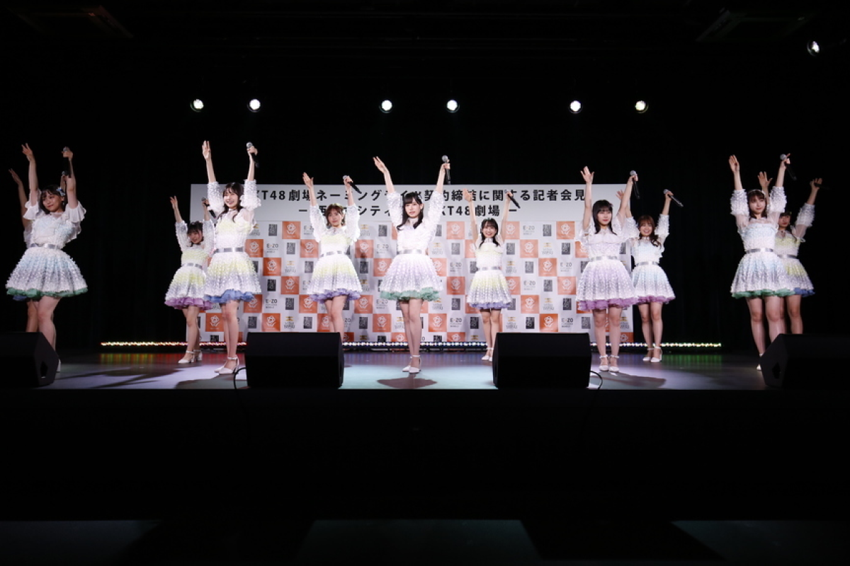 16名のメンバーがステージいっぱいに歌とダンスで「青春の出口」を披露　HKT48
