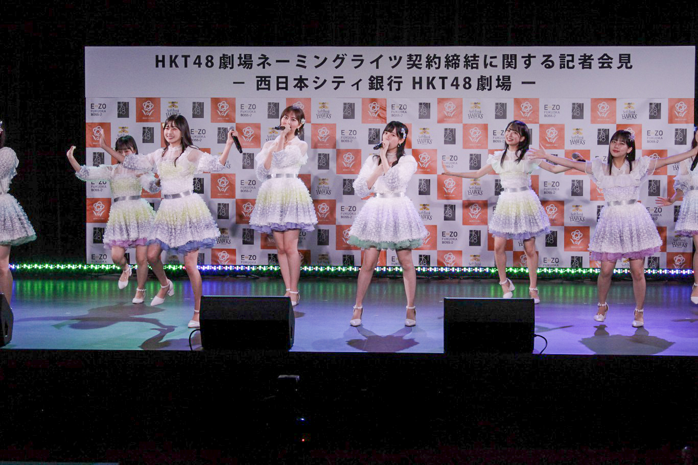 16名のメンバーがステージいっぱいに歌とダンスで「青春の出口」を披露②　HKT48
