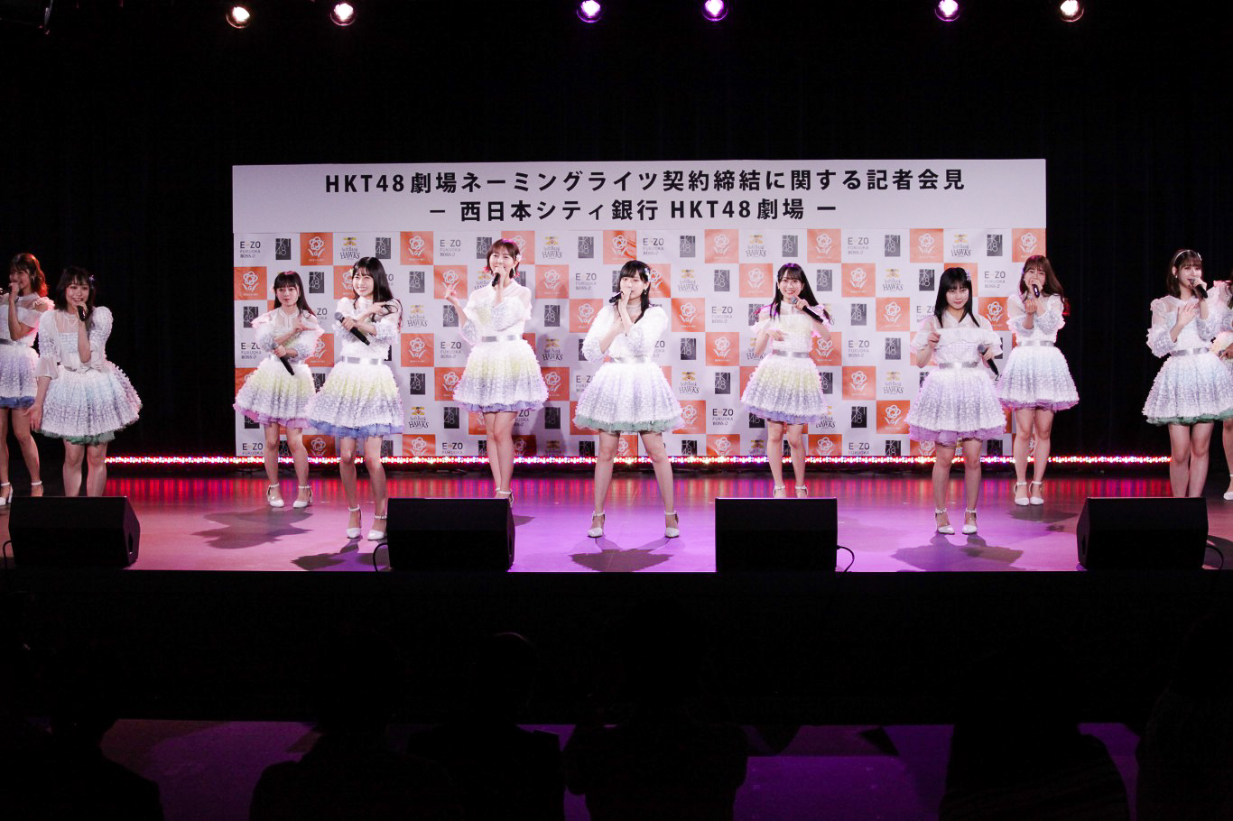 16名のメンバーがステージいっぱいに歌とダンスで「青春の出口」を披露③　HKT48