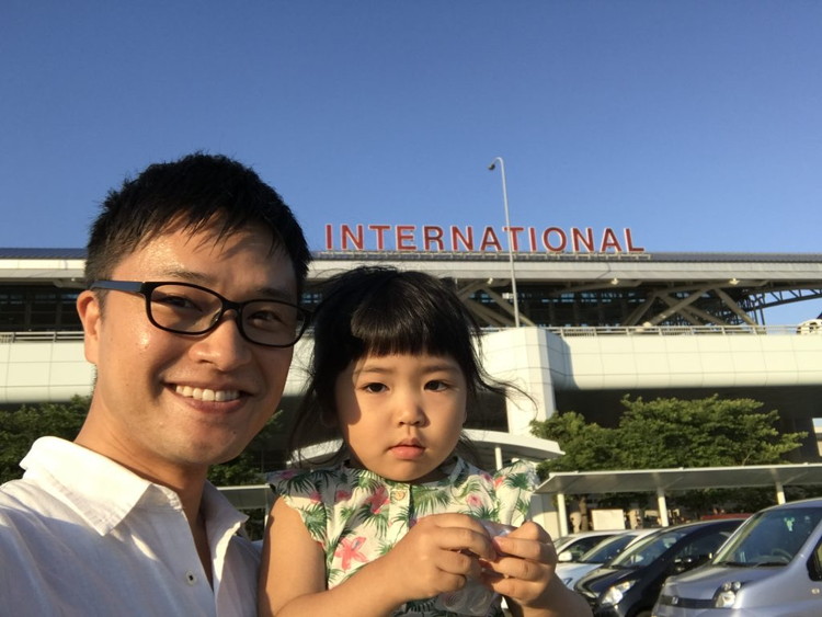 福岡空港でこはるちゃんと一緒に写真に写るハルさん